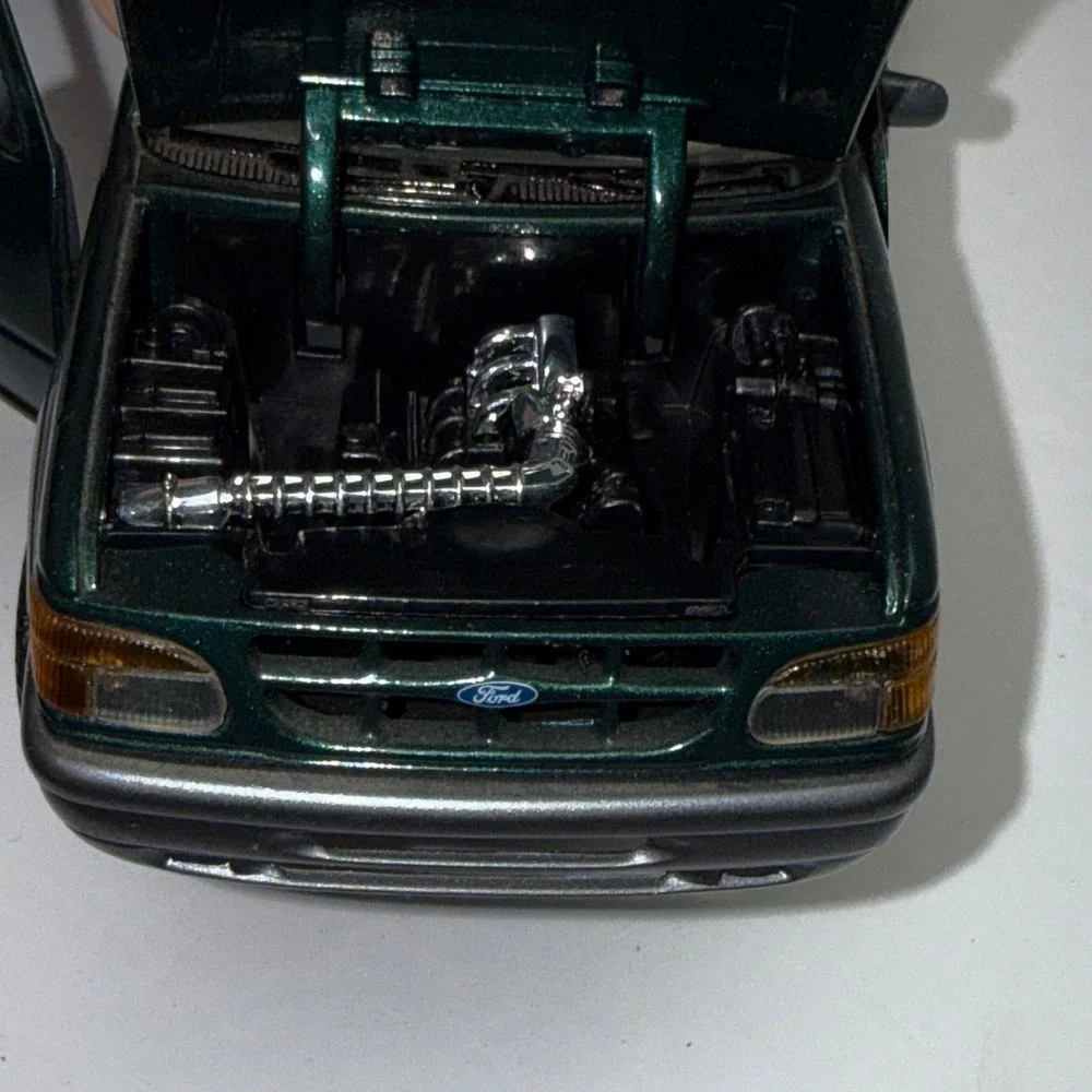 Redbox Ford Explorer Sport 90's  Diecast Model Car 1:24 Scale SUV Opening Doors